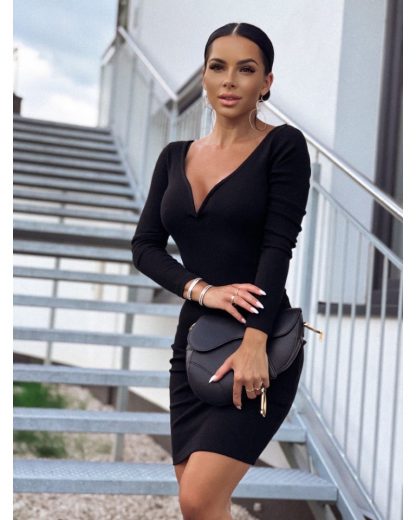Čierne šaty LARISA LINE vyzdvihnú ženské krivky, elegantné a sexy